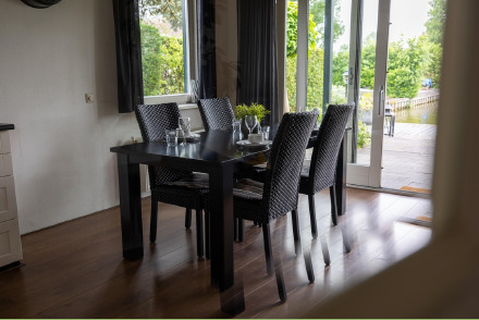 Chalet Wilgenroos op waterrijk park De Groote Vliet voor 4 personen HW010