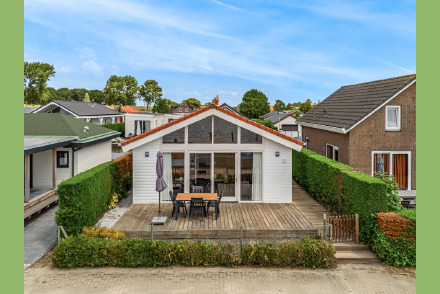 Chalet Wilgenroos op waterrijk park De Groote Vliet voor 4 personen HW010