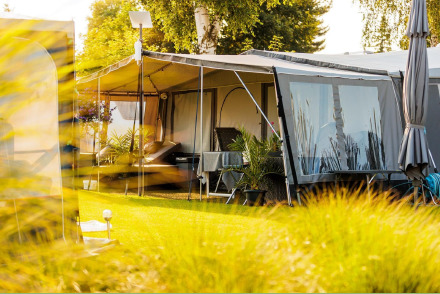 Kamperen op een prachtige comfortplaats op Vakantie & Resort Leukermeer HW101