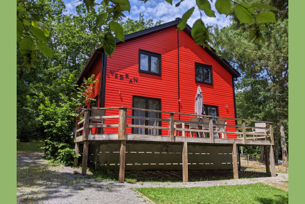 Chalet Vedran in bos Les Hazalles Barvaux met omheinde tuin en laadpaal HW506