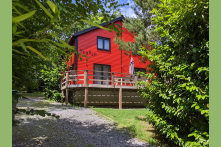 Chalet Vedran in bos Les Hazalles Barvaux met omheinde tuin en laadpaal HW506