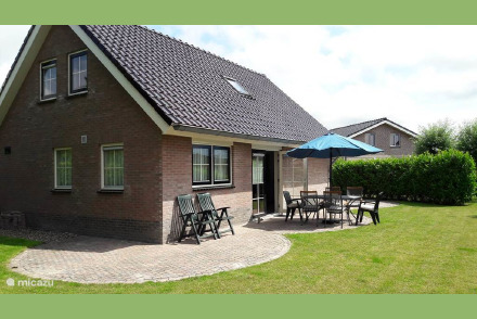 Luxe 6-persoons vakantiewoning op recreatiepark De Friese Wadden HW049