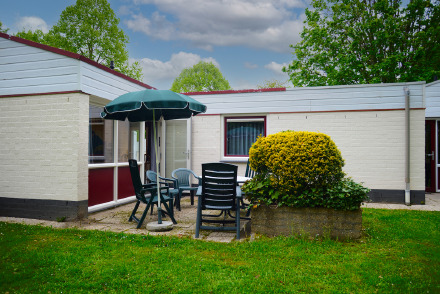 Bungalow Nelderhut op rustig park in Simpelveld Zuid-Limburg HW310